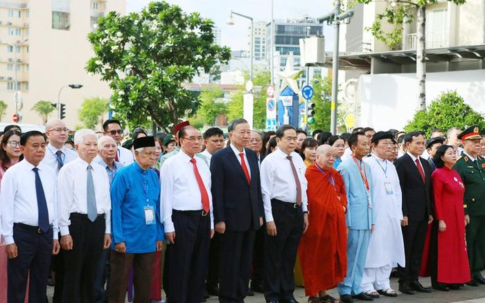 Tổng Bí thư, Chủ tịch nước Tô Lâm cùng Đoàn đại biểu dâng hoa tưởng nhớ Chủ tịch Hồ Chí Minh vào sáng ngày 2/7.