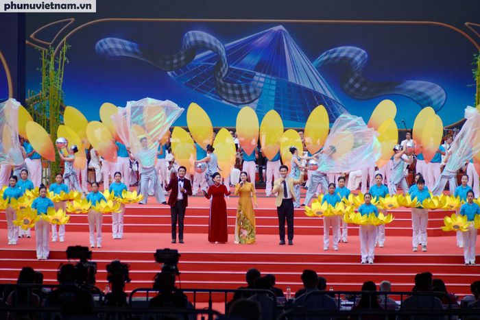 Những giai điệu Cải lương, môn nghệ thuật đặc trưng Nam bộ không thể thiếu trong ngày vui qua phần trình diễn của NSND Trọng Phúc - NSND Phượng Loan - NSND Quế Trân - NSƯT Võ Minh Lâm với tác phẩm "50 năm một hành trình rực rỡ" (sáng tác Hoàng Song Việt)