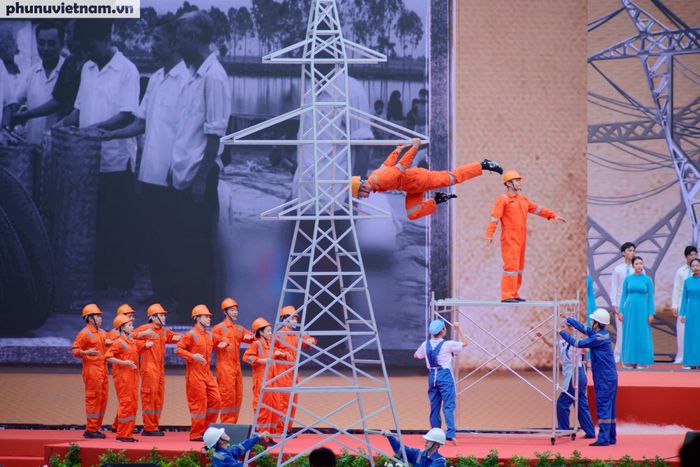 Tiết mục văn nghệ tại hiện những ngày đầu của công trình đường dây 500 kV, một công trình mang đậm dấu ấn lịch sử trong thời kỳ đổi mới
