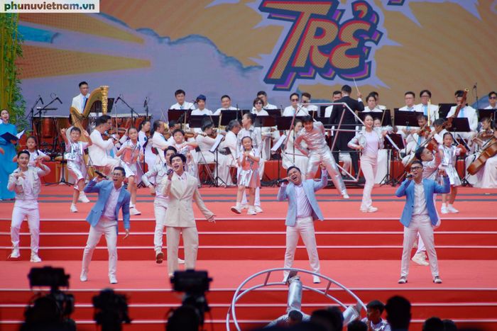 Nhóm MTV và Rapper Hieuthuhai (Trần Minh Hiếu)mang lại không khí trẻ trung, sôi động trong tác phẩm "Thành phố trẻ" của nhạc sĩ Trần Tiến