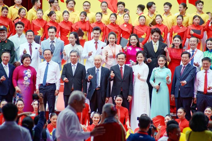 Bí thư Thành ủy TPHCM Trần Lưu Quang (đứng giữa) cùng các lãnh đạo TPHCM và các nghệ sĩ chụp ảnh lưu niệm thể thể hiện tình cảm đến toàn thể đại biểu và người dân của Thành phố mang tên Bác