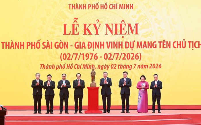 Tổng Bí thư, Chủ tịch nước Tô Lâm trao tặng Thành ủy TPHCM tượng Chủ tịch Hồ Chí Minh - Ảnh: VGP/Vũ Phong