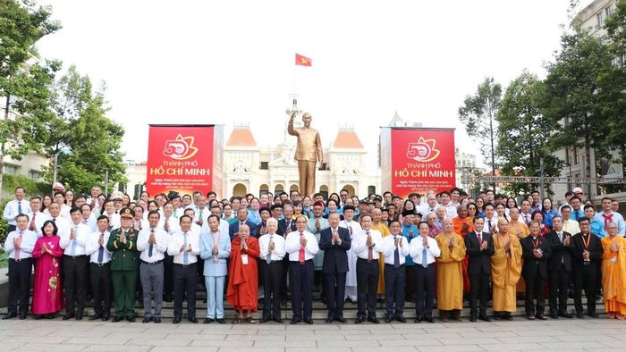 Tổng Bí thư, Chủ tịch nước Tô Lâm cùng Đoàn đại biểu dâng hoa tưởng nhớ Chủ tịch Hồ Chí Minh vào sáng ngày 2/7. Ảnh: Ngô Bình (SGGP)