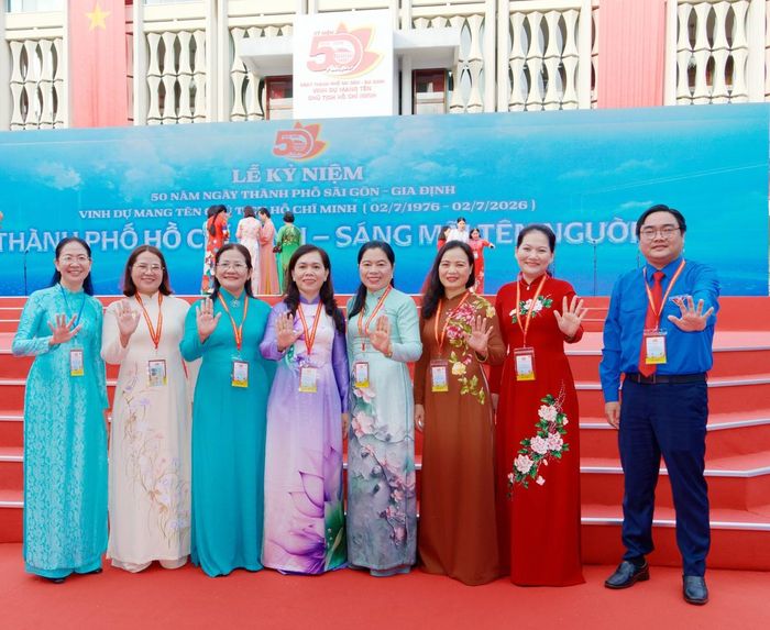 Các đại biểu chụp ảnh với bàn tay xòe 5 ngón tượng trưng cho 50 năm Ngày Thành phố Sài Gòn - Gia Định vinh dự mang tên Chủ tịch Hồ Chí Minh