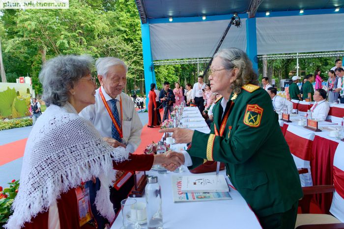 Ông Phạm Chánh Trực, nguyên Phó Bí thư Thường trực Thành ủy, nguyên Chủ tịch HĐND TPHCM và vợ là Anh hùng Lao động Nguyễn Thị Nghĩa (bí danh Chín Ngân) - nguyên Tổng Giám đốc, nguyên Chủ tịch Hội đồng Quản trị đầu tiên của Liên hiệp Hợp tác xã Thương mại TPHCM (Saigon Co.op), vui mừng gặp lại bạn cũ tại sự kiện