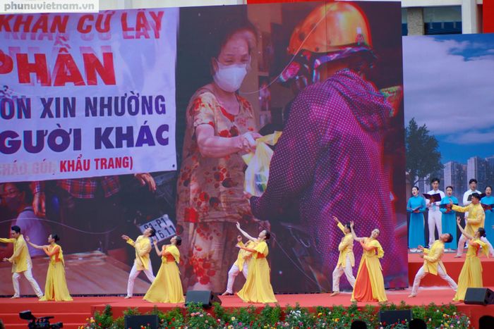 Những hình ảnh thể hiện TPHCM - Thành phố nghĩa tình, một nét đẹp luôn hiện diện trong hành trình phát triển của Thành phố mang tên Bác