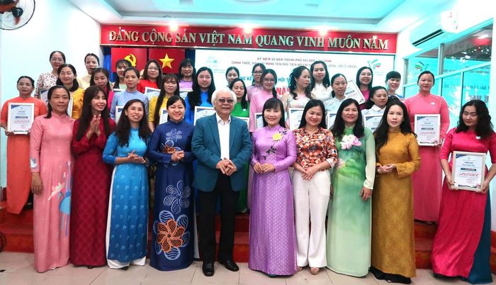 Các đại biểu cùng chụp ảnh tại chương trình. 
