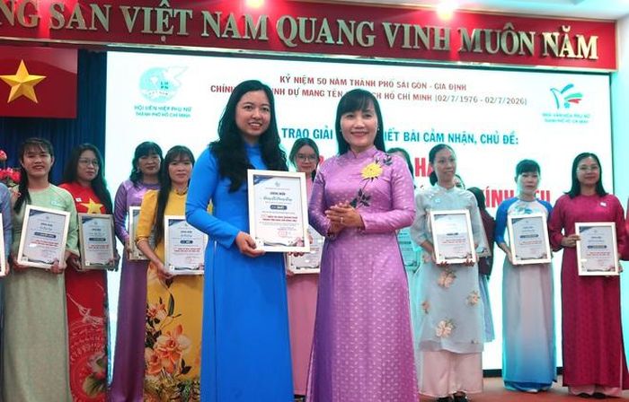 Ban Tổ chức đã trao 27 giải thưởng trong Hội thi viết bài cảm nhận trực tuyến “50 năm tự hào Thành phố mang tên Bác Hồ kính yêu”.