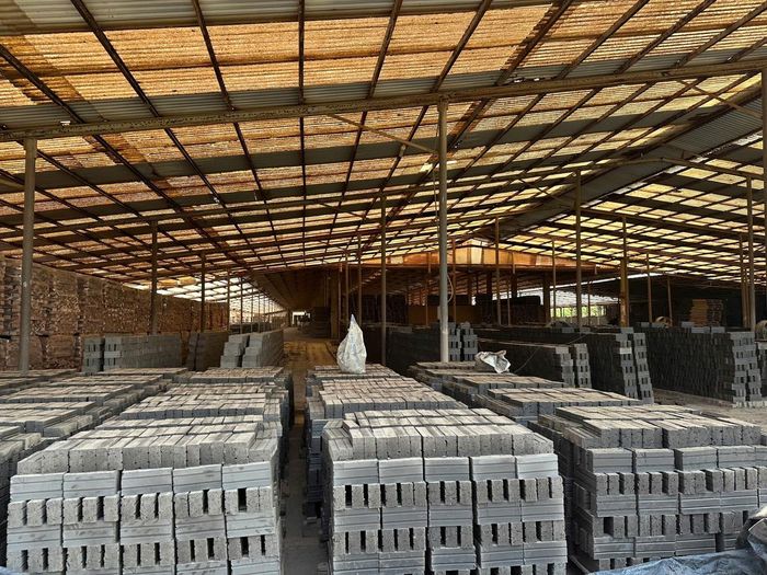 Nhiều dãy gạch mộc được xếp kín trong khu vực nhà xưởng trước khi đưa vào công đoạn nung.