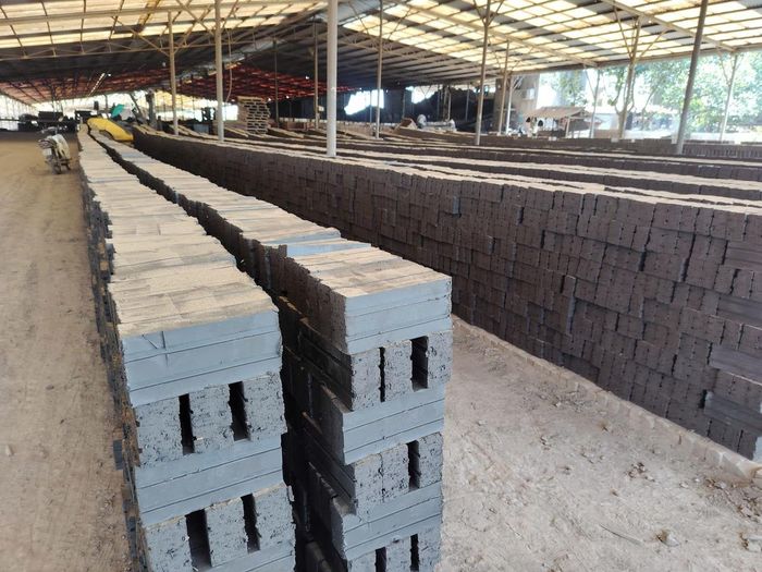 Gạch mộc được tập kết với số lượng lớn trong nhà xưởng.