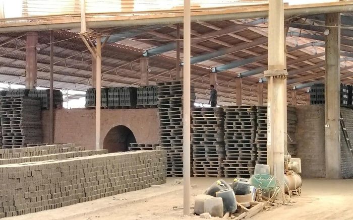 Các cửa lò Hoffman và gạch mộc được xếp quanh khu vực sản xuất.