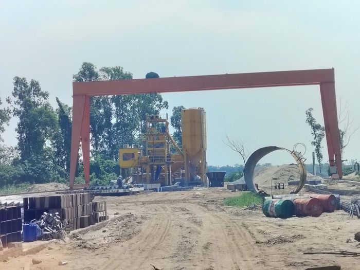 Khu vực sản xuất bê tông, cấu kiện bê tông được đầu tư trong khuôn viên Công ty Cổ phần Vân Đức với hệ thống trạm trộn.