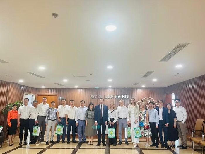 Ông Tuấn tham gia phiên dịch cho đoàn doanh nghiệp Viễn Đông, Liên bang Nga thăm và làm việc với Sở Du lịch thành phố Hà Nội năm 2024