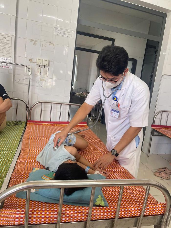 Các bệnh nhân bị ngộ độc, phải nhập viện điều trị sau khi ăn bánh mì từ ngày 13-15/6 vừa qua. Ảnh: Tuệ Lâm