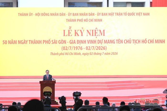 Bí thư Thành ủy TP. Hồ Chí Minh Trần Lưu Quang đọc diễn văn Lễ kỷ niệm 50 năm Ngày Thành phố Sài Gòn - Gia Định vinh dự mang tên Chủ tịch Hồ Chí Minh. Ảnh: Thanh Minh.