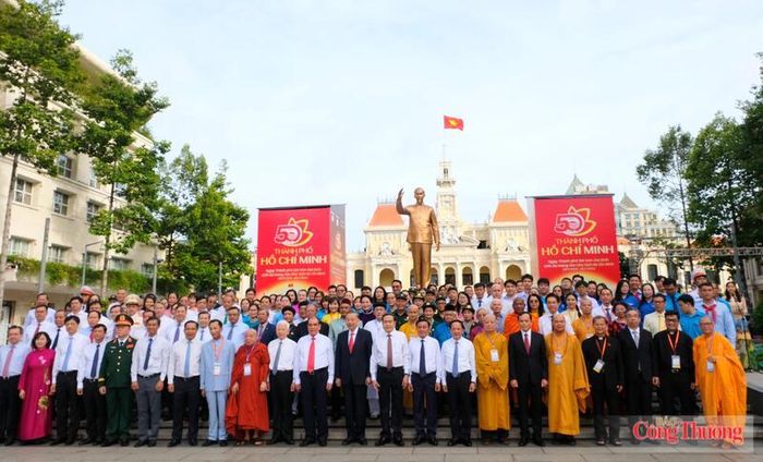 Tổng Bí thư, Chủ tịch nước Tô Lâm cùng Đoàn đại biểu dâng hoa tưởng nhớ Chủ tịch Hồ Chí Minh. Ảnh: Thanh Minh.
