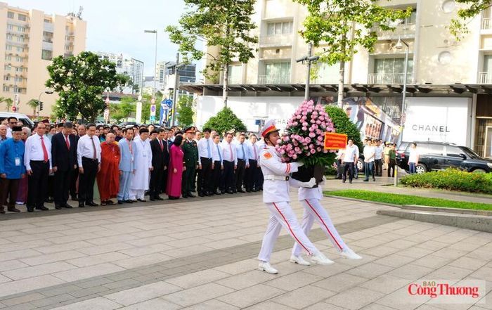 Đoàn đại biểu Lãnh đạo Đảng, Nhà nước, Ủy ban Trung ương MTTQ Việt Nam, cùng lãnh đạo TP. Hồ Chí Minh dâng hoa tưởng nhớ Chủ tịch Hồ Chí Minh. Ảnh: Thanh Minh.