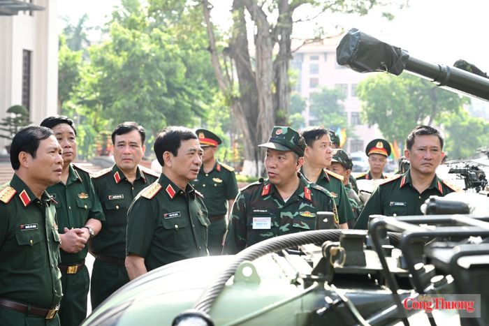 Đại tướng Phan Văn Giang, Ủy viên Bộ Chính trị, Phó Bí thư Quân ủy Trung ương, Phó Thủ tướng Chính phủ, Bộ trưởng Bộ Quốc phòng cùng các đại biểu tham quan dàn khí tài trước hội nghị.