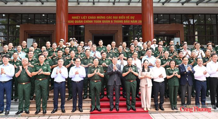 Các đại biểu chụp ảnh cùng Thủ tướng Chính phủ. Ảnh: Nguyên Khánh