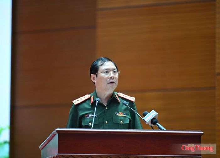 Đại tướng Nguyễn Tân Cương, Ủy viên Ban Chấp hành Trung ương Đảng, Ủy viên Thường vụ Quân ủy Trung ương, Tổng Tham mưu trưởng, Thứ trưởng Bộ Quốc phòng phát biểu tại hội nghị. Ảnh: Nguyên Khánh