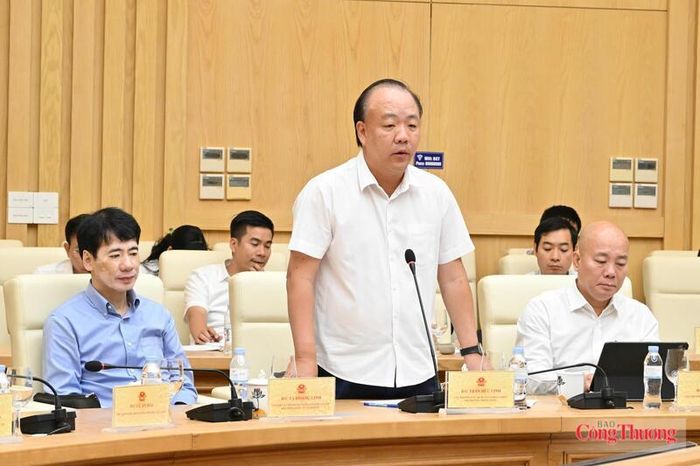 Ông Trần Hữu Linh, Cục trưởng Cục Quản lý và Phát triển thị trường trong nước trình bày báo cáo tại hội nghị. Ảnh: Cấn Dũng.