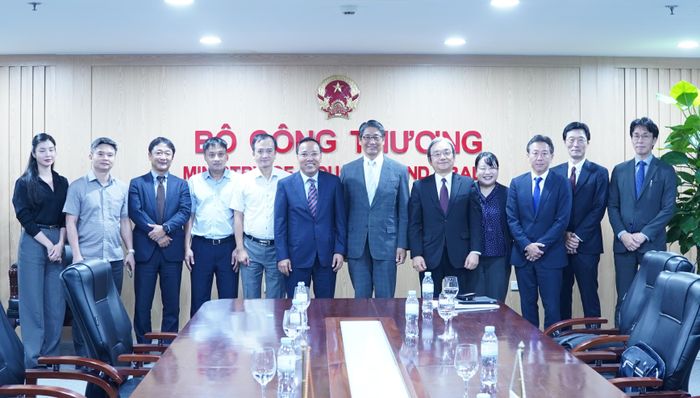 Thứ trưởng Bộ Công Thương Nguyễn Hoàng Long và các đơn vị chụp ảnh lưu niệm