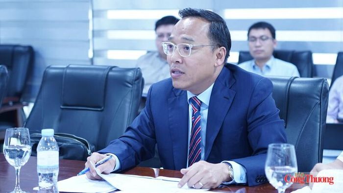 Thứ trưởng Bộ Công Thương Nguyễn Hoàng Long phát biểu tại buổi làm việc