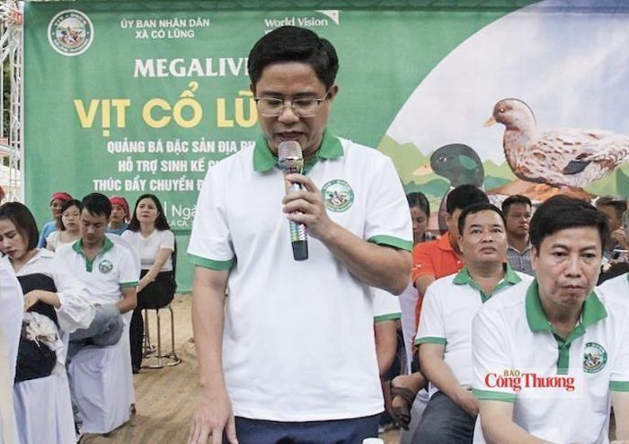 Ông Lê Văn Hoài - Chủ tịch UBND xã Cổ Lũng (Thanh Hóa) cho biết, việc đưa đặc sản vịt Cổ Lũng lên các nền tảng thương mại điện tử là bước đi quan trọng trong chiến lược phát triển kinh tế của địa phương. Ảnh: Tiến Đông