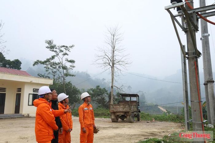 Bộ Công Thương yêu cầu các đơn vị điện lực triển khai đồng bộ các biện pháp bảo đảm vận hành an toàn hệ thống điện, chủ động ứng phó với áp thấp nhiệt đới và mưa bão. Ảnh minh họa.