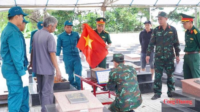 Lực lương quân đội triển khai công tác quy tập tại xã Đắk Mil, tỉnh Lâm Đồng. Ảnh: Lê Sơn