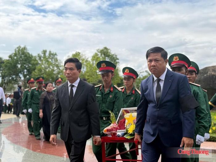 Phó Chủ tịch Quốc hội, Thượng tướng Nguyễn Doãn Anh (bên trái) và ông Lương Nguyễn Minh Triết, Bí thư Tỉnh ủy Đắk Lắk tiễn đưa liệt sĩ về nơi an nghỉ tại Nghĩa trang Liệt sĩ tỉnh Đắk Lắk. Ảnh: Lê Sơn