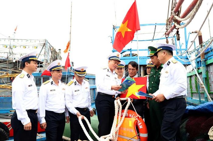 Chuẩn Đô đốc Nguyễn Đăng Tiến cùng đoàn công tác tuyên truyền chống khai thác IUU cho ngư dân. Ảnh: Ngọc Vĩnh