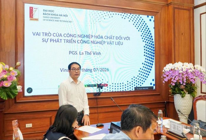 PGS.TS. La Thế Vinh phát biểu tại hội thảo. Ảnh: Vinachem