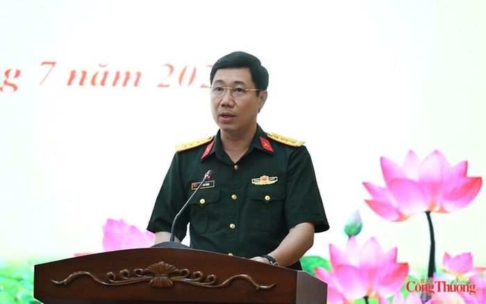 Đại tá Đỗ Duy Chinh, Phó Cục trưởng Cục Tuyên huấn, Tổng cục Chính trị Quân đội nhân dân Việt Nam chủ trì buổi gặp mặt.
