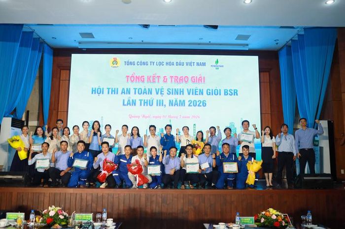 10 đội thi và Ban tổ chức chụp ảnh lưu niệm sau Hội thi. Ảnh: BSR