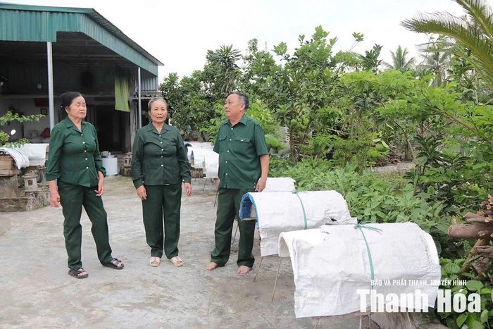Vợ chồng ông Hà Văn Dũng (ngoài cùng bên phải) trò chuyện với đồng đội.