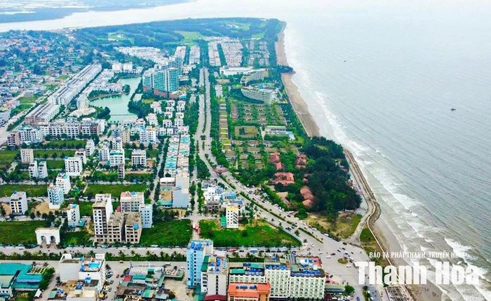 Bãi biển Sầm Sơn đẹp nổi tiếng thu hút du khách đến nghỉ dưỡng và du lịch.