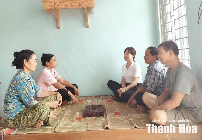 Bà Phạm Thị Nguyệt (thứ 2 bên trái), thôn Cao Thượng, xã Ngọc Lặc trong ngôi nhà mới khang trang, kiên cố.