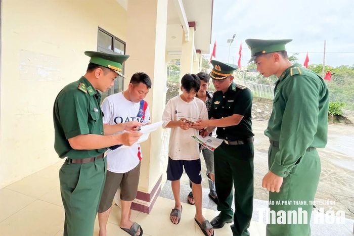 Cán bộ, chiến sĩ Đồn Biên phòng Trung Lý, hướng dẫn, tuyên truyền cho người dân sử dụng hòm thư điện tử tiếp nhận tin báo tố giác tội phạm ẩn danh thông qua việc quét mã QR bằng điện thoại thông minh.