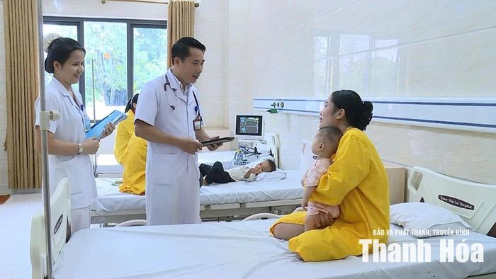 Bác sĩ Bệnh viện Đa khoa quốc tế Hợp Lực sử dụng bệnh án điện tử trong quá trình thăm khám cho người bệnh.