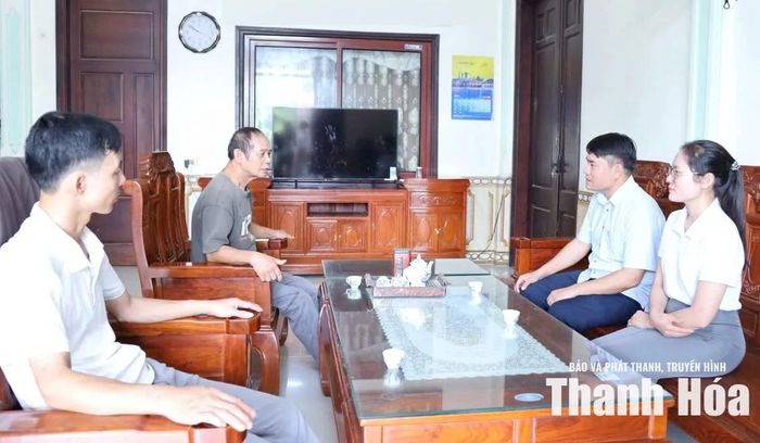 Cán bộ công chức UBND phường Ngọc Sơn trao đổi, nắm bắt tâm tư người dân bị ảnh hưởng bởi GPMB dự án.