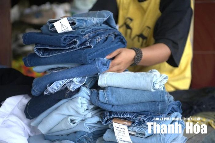 Những bộ quần áo được gấp gọn gàng trước khi trao đi.