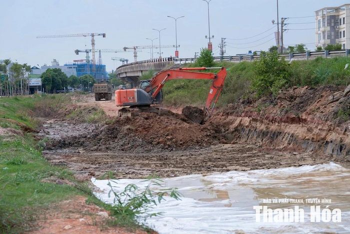 Dự án đường gom hai bên Đại lộ Hùng Vương đoạn qua Khu đô thị Heragon City, đang được khẩn trương triển khai thi công.