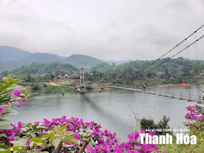 Nằm bên dòng sông Chu, bản Mạ bình yên với cảnh sắc thiên nhiên tươi đẹp.