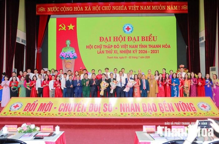 Phó Bí thư Tỉnh ủy Trịnh Tuấn Sinh cùng các đồng chí lãnh đạo Hội Chữ thập đỏ Việt Nam, lãnh đạo tỉnh tặng hoa chúc mừng Ban Chấp hành Hội Chữ thập đỏ tỉnh Thanh Hóa khóa XI.