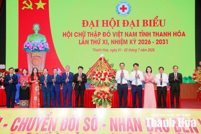 Phó Bí thư Tỉnh ủy, Chủ tịch Ủy ban MTTQ tỉnh Trịnh Tuấn Sinh cùng các đồng chí lãnh đạo tỉnh tặng hoa chúc mừng Đại hội.