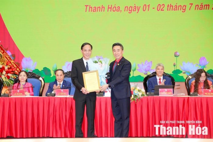 Phó Chủ tịch, Tổng Thư ký Hội Chữ thập đỏ Việt Nam Nguyễn Hải Anh trao thư chúc mừng Phó Chủ tịch UBND tỉnh Đầu Thanh Tùng được suy tôn làm Chủ tịch danh dự Hội Chữ thập đỏ tỉnh Thanh Hóa khóa XI.