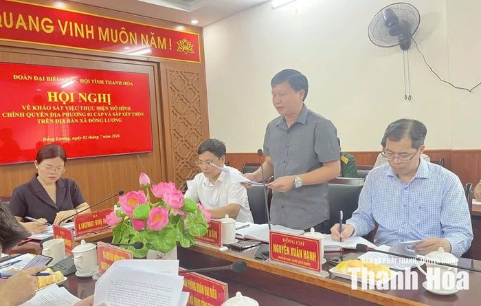 Lãnh đạo xã Đồng Lương báo cáo tình hình thực hiện chính quyền địa phương 2 cấp, sắp xếp thôn và bố trí, sử dụng, chế độ, chính sách đối với người hoạt động không chuyên trách ở cấp xã, thôn trên địa bàn.
