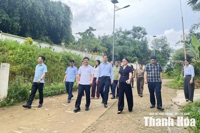 Đoàn công tác tìm hiểu thực tế sau sắp xếp thôn ở xã Đồng Lương.