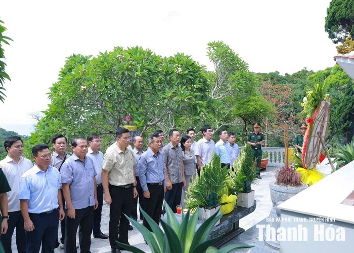 Đoàn công tác dâng hoa, dâng hương tại Đài tưởng niệm các anh hùng liệt sĩ trên đảo Mê.